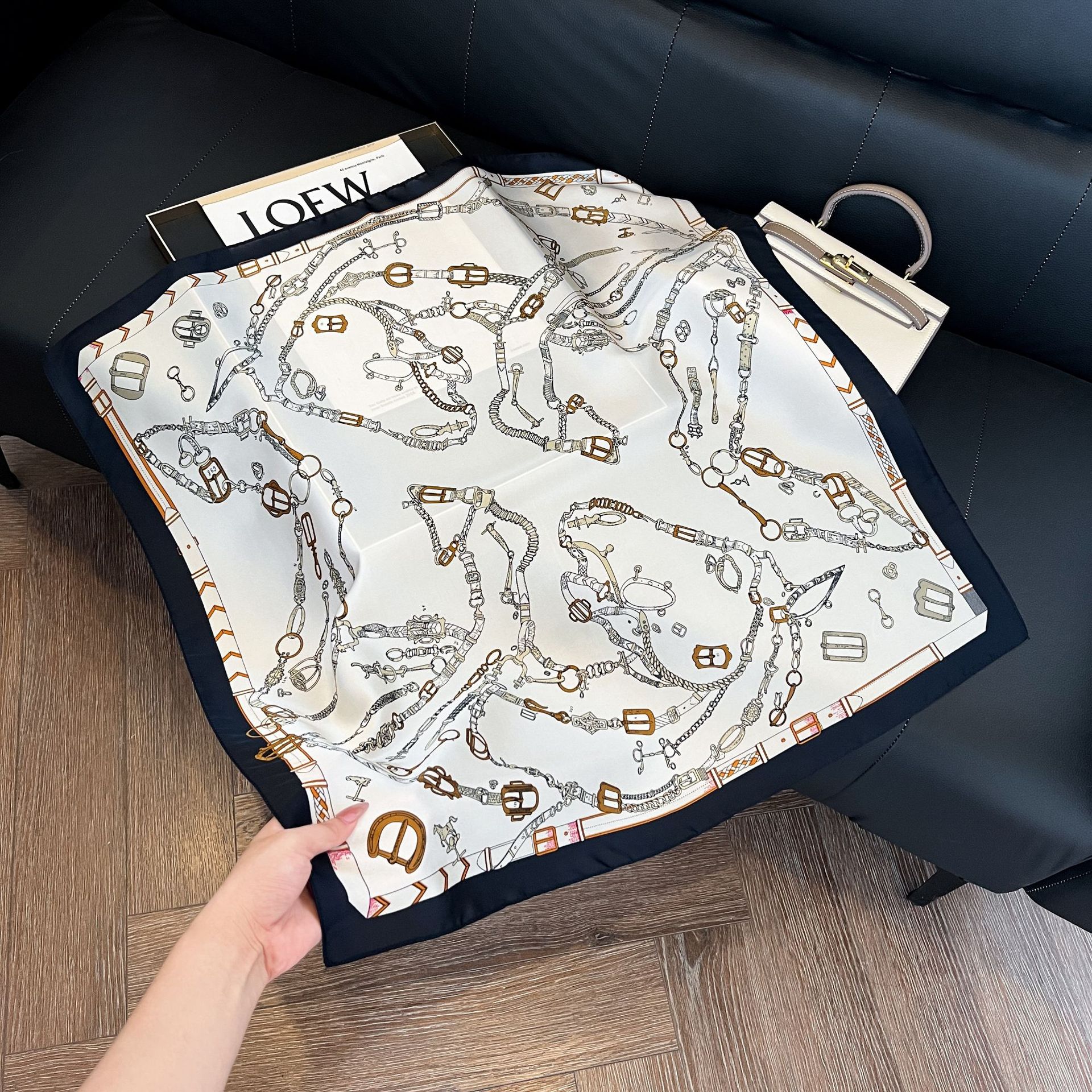 Luxury Brand Chain Print Small - Silk Neck Scarf 리뷰 및 가격